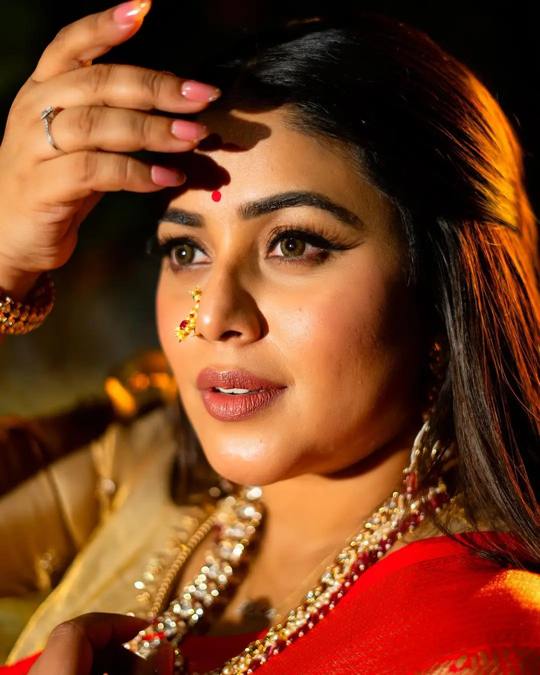 SHAMNA KASIM WEARING BEAUTIFUL EARRINGS JEWELLERY ORANGE DESIGNER SAREE 6